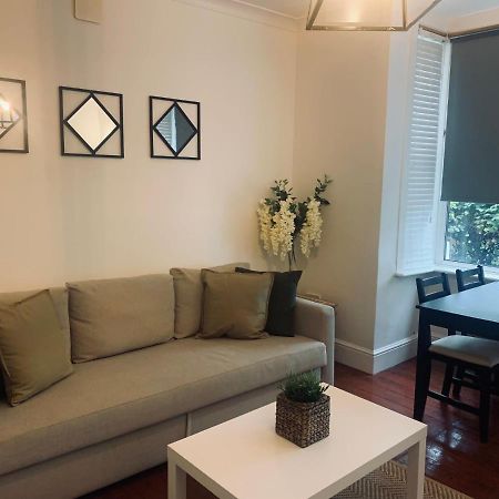 Unique 2 Bedroom Apartment In London/ Excel / Olympic City Close To Central Line Tube Station With Gated Parking Space Ngoại thất bức ảnh