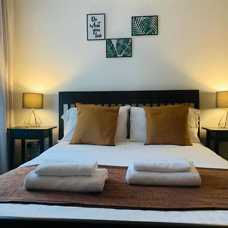 Unique 2 Bedroom Apartment In London/ Excel / Olympic City Close To Central Line Tube Station With Gated Parking Space Ngoại thất bức ảnh