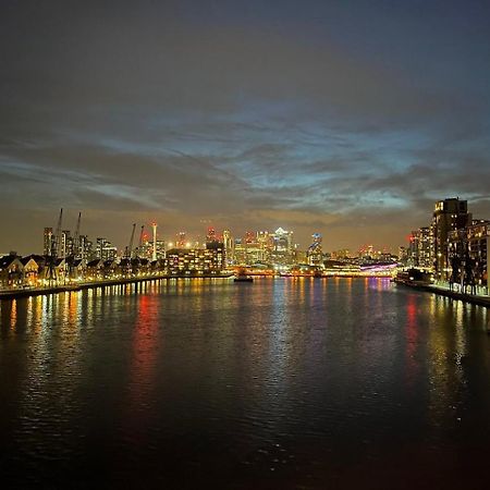Unique 2 Bedroom Apartment In London/ Excel / Olympic City Close To Central Line Tube Station With Gated Parking Space Ngoại thất bức ảnh