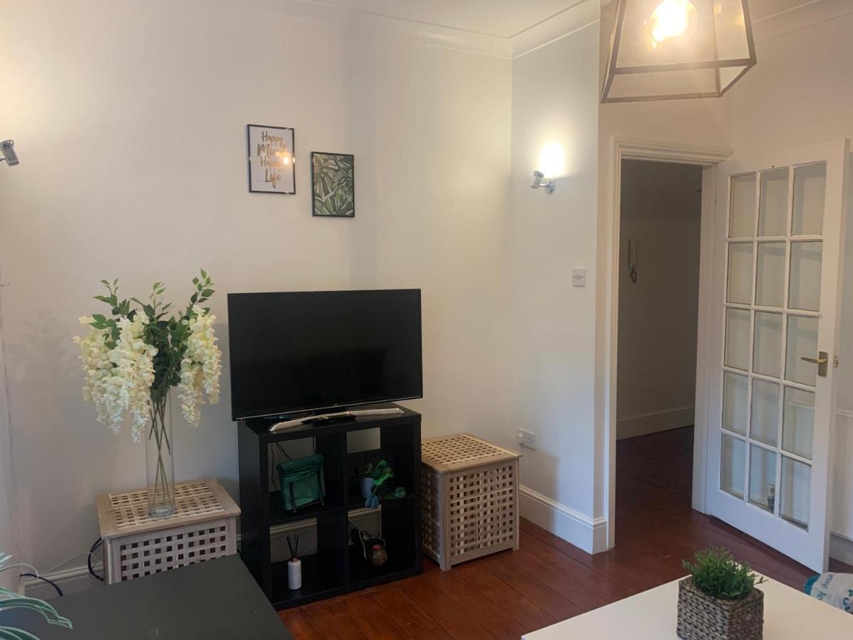 Unique 2 Bedroom Apartment In London/ Excel / Olympic City Close To Central Line Tube Station With Gated Parking Space Ngoại thất bức ảnh