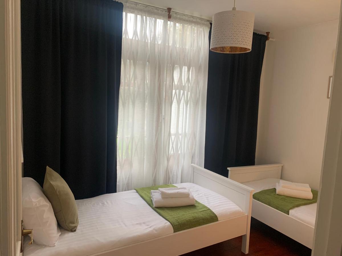 Unique 2 Bedroom Apartment In London/ Excel / Olympic City Close To Central Line Tube Station With Gated Parking Space Ngoại thất bức ảnh