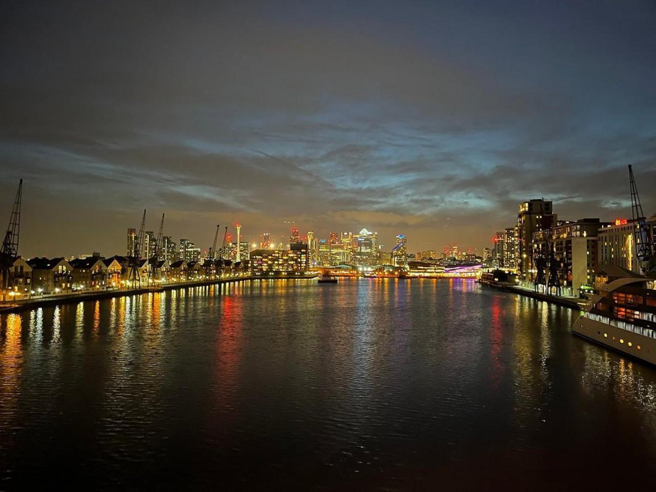 Unique 2 Bedroom Apartment In London/ Excel / Olympic City Close To Central Line Tube Station With Gated Parking Space Ngoại thất bức ảnh